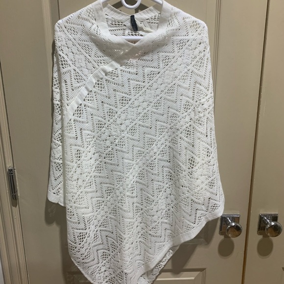 NWT Britt’s Knits 100% Acrylic Woven Poncho One Size - Picture 3 of 6